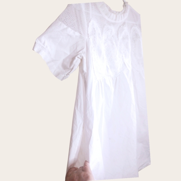 Structured White Cotton Babydoll Mini Dress w/ Lace Bodice & Pockets | Size M